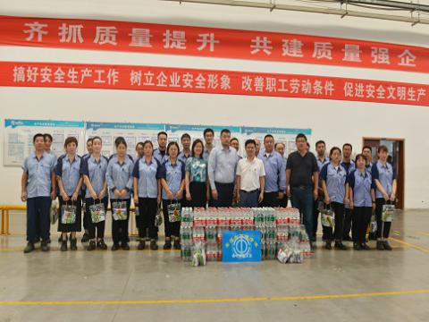 炎炎夏日，，，，市总工会送清凉，，，，丝丝关爱暖人心