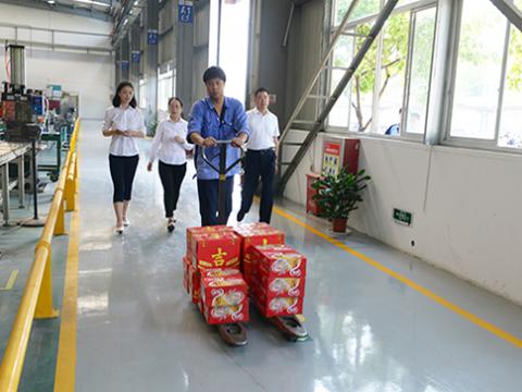 拉斯维加斯9888集团工会开展“夏日送清凉”活动